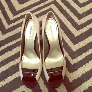 Anne Klein Beige Leather w/ Black Patent Pumps